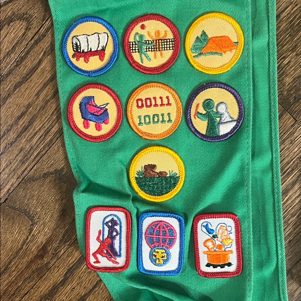 VINTAGE 70s 80s Green Girl Scouts Sash with Vintage Badges Patches - Picture 8 of 9